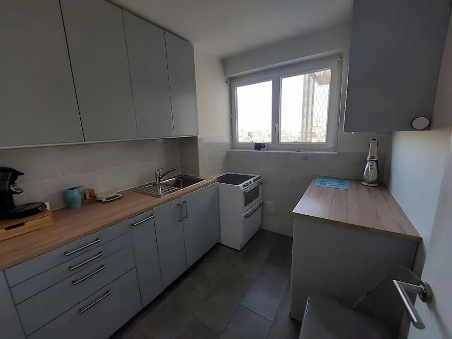 Апартаменты Flat With Tour Eiffel View And Montmartre Париж